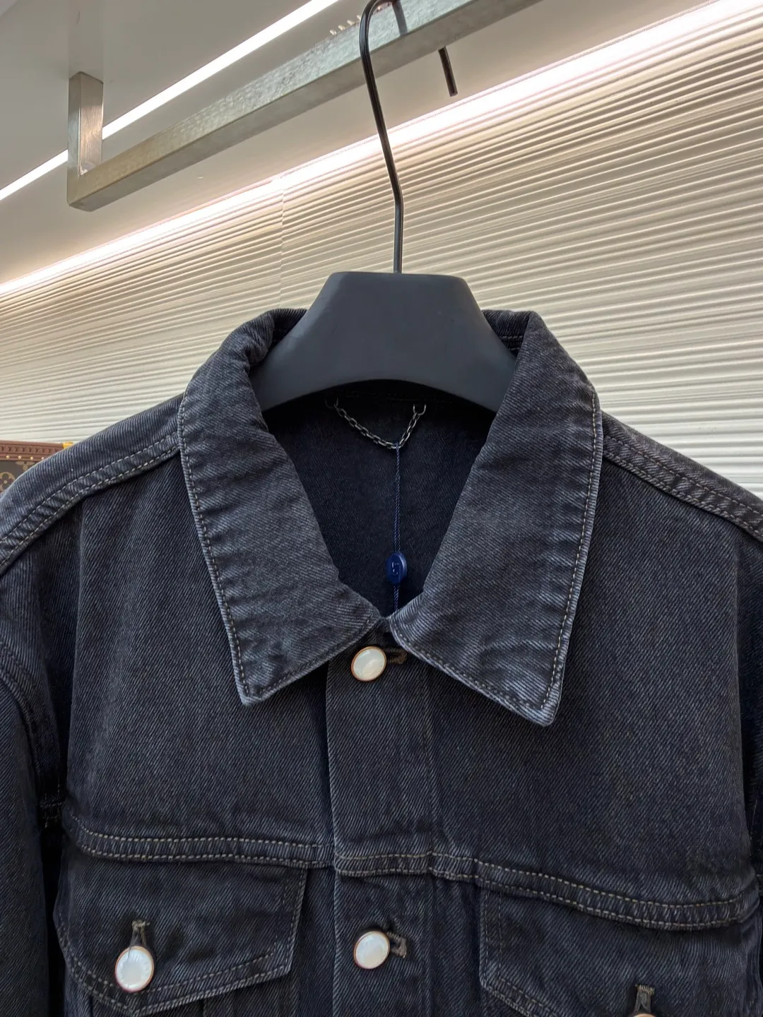 LOUIS VUITTON sand-washed embroidered denim jacket ●Original version: purchased and developed by 16217 ●Item number: 1681019-B55 ●Fabric: denim fabric ●Technology: washed embroidery production ●Version: fitted version ●Weight: about 1055 grams ●Size: 46-48-50-52 ●Description: Made of high-quality cow fabric, with clear and crisp texture, good wear resistance and breathability, comfortable and durable to wear; the brand logo embroidery on the chest adopts precise embroidery technology, the embroidery thread is full and tough, the stitches are fine and even, and the pattern outline is clear and three-dimensional; metal buttons and rivets It is made of high-quality hardware material, and the surface has been finely polished and plated. The color is bright and not easy to oxidize and fall off, and the combination with the denim fabric is strong and reliable; the jacket has a classic and elegant lapel shape, neat and smooth tailoring, which fits the body shape without losing a sense of leisure; the high-waist design firmly locks the waistline, instantly optimizing the body proportions and modifying the leg shape. The overall wiring is straight and delicate, the fabric is comfortable and soft, and the color is consistent without color difference. It can be matched with the same style to create a fashionable look and control various occasions. Customized accessories, complete with three standards, same style for men and women!